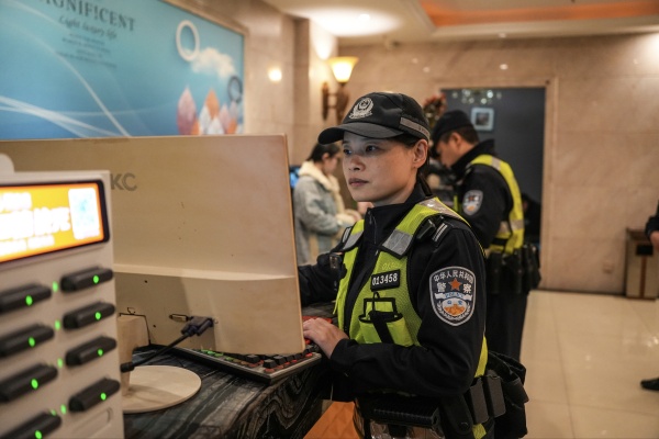 民警对辖区网吧开展巡查。新都公安局供图