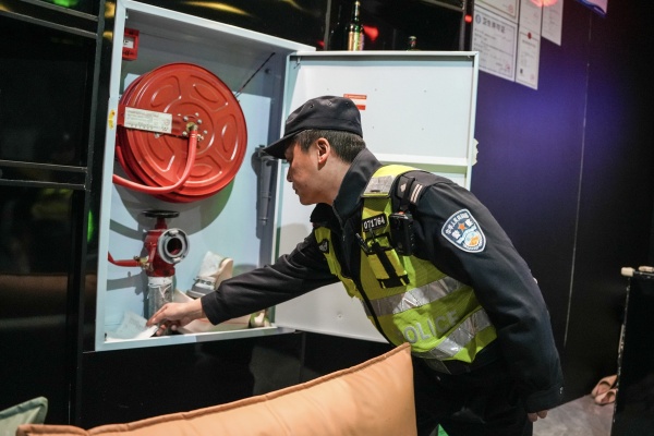 民警在逐一核查重点场所的消防设施设备。新都公安局供图