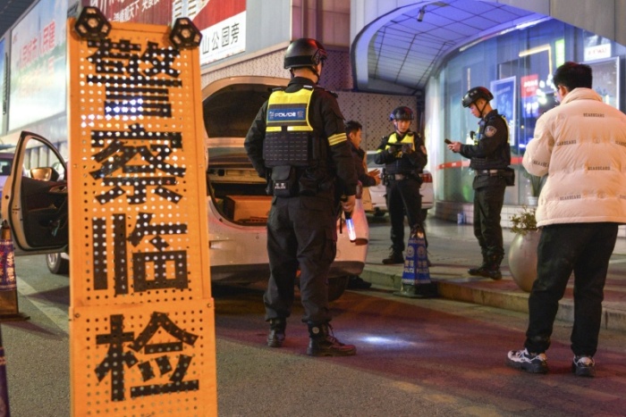 民警对辖区网吧开展巡查。新都公安局供图