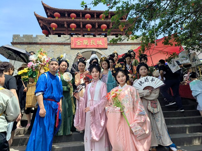 游客体验打卡。景区供图