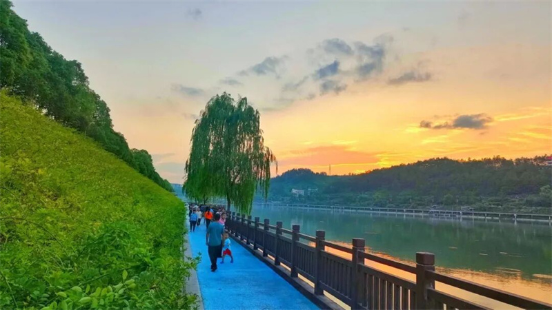 旺苍县滨水经济休闲带。旺苍县融媒体中心供图