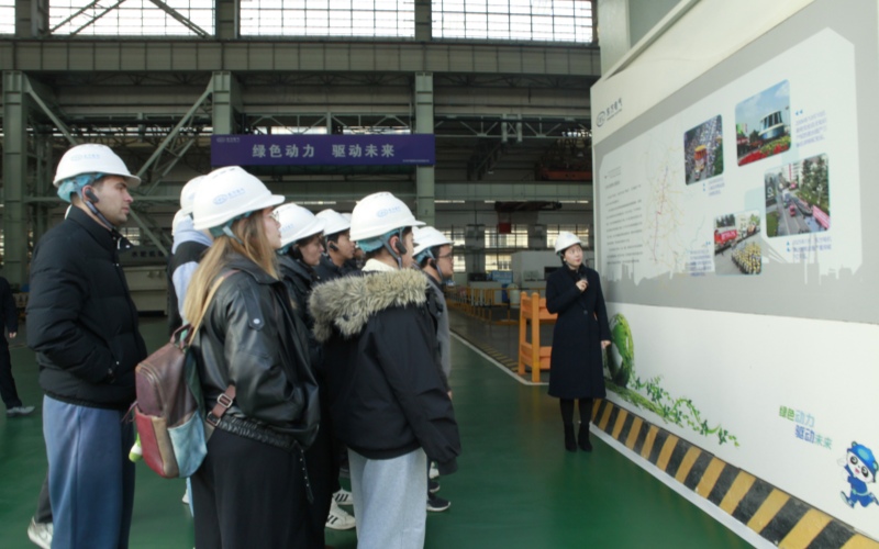 同学们聆听企业艰苦创业奋斗史。四川工程职业技术大学供图