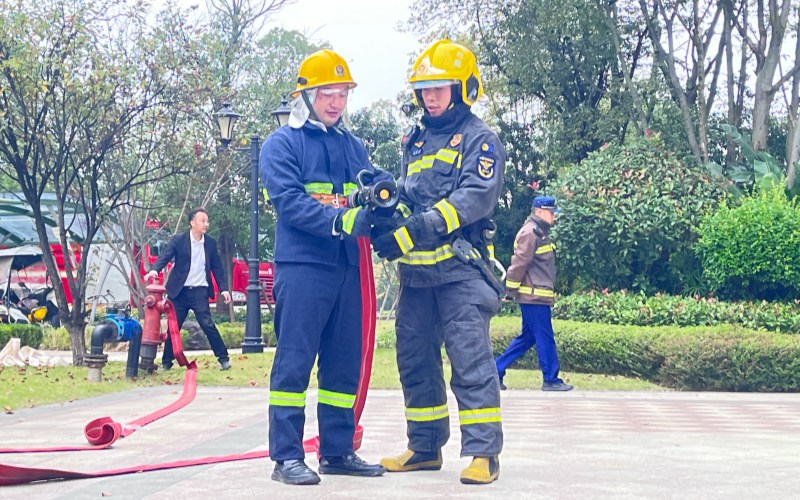消防员现场教导物业学习室外消火栓。眉山天府新区消防救援大队供图