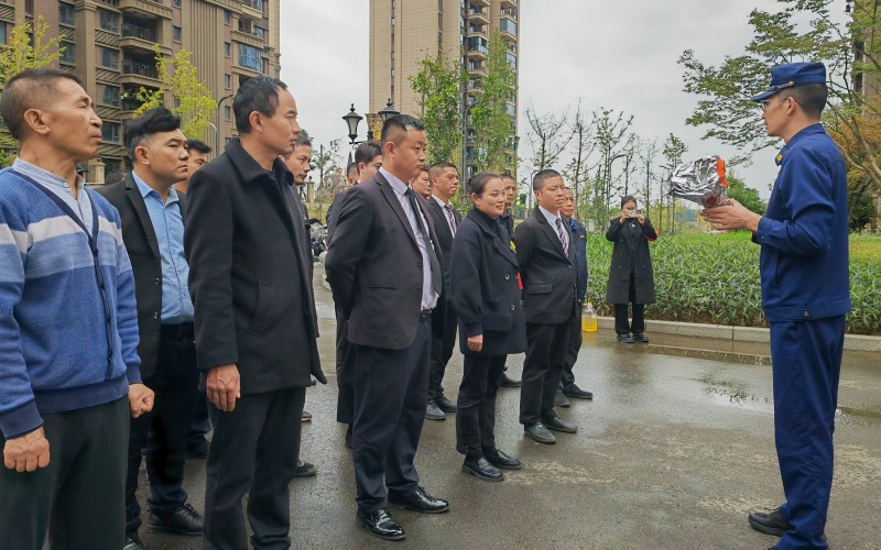 消防员向物业及业主代表讲解消防安全知识。眉山天府新区消防救援大队供图