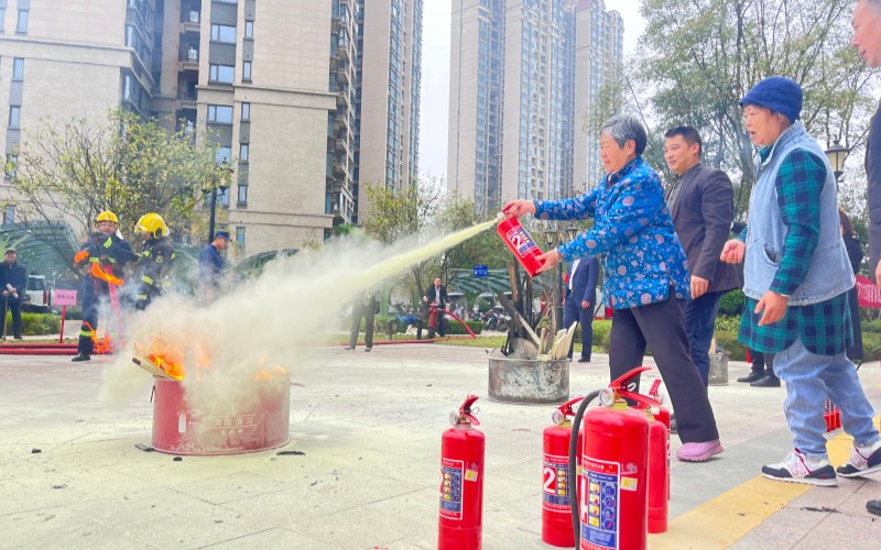 消防员组织物业及业主代表进行灭火演练。眉山天府新区消防救援大队供图