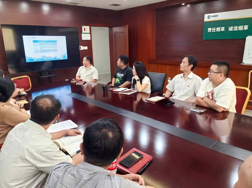 “熵减智行”创新小组正在进行线路诊断分析。成都市烟草公司物流中心供图