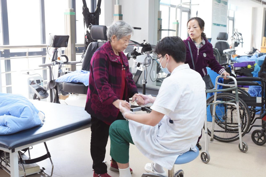 残疾患者在龙华社区卫生服务中心接受康复治疗。龙泉驿区残联供图