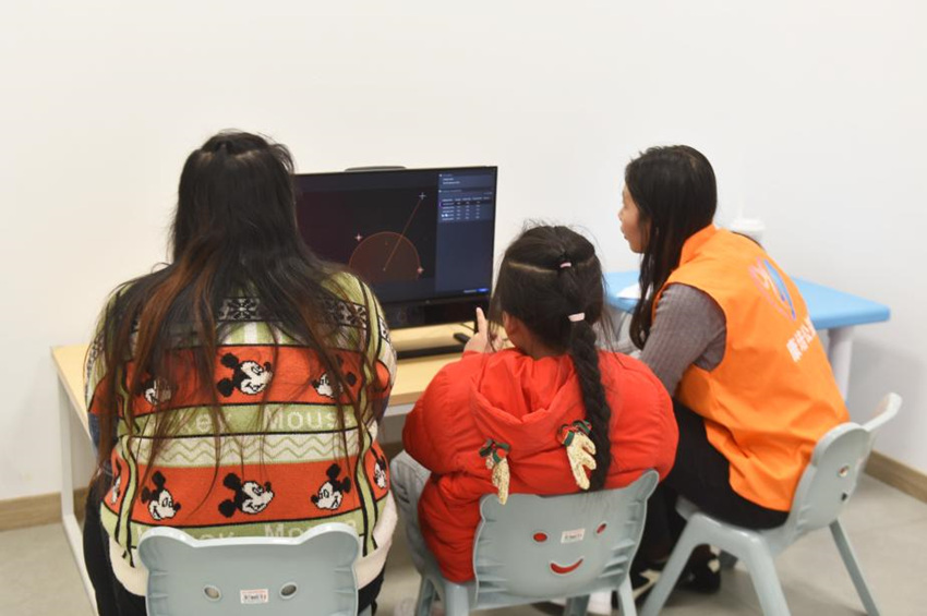 孤独症儿童正在接受测评。龙泉驿区残联供图
