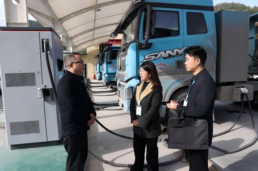 巴中市巴州区纪检监察干部在枣林镇漩滩村“卡友之家”服务区了解运行保障情况。冉聪贵摄