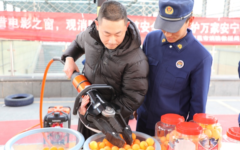 參與人員體驗電動擴張鉗夾乒乓球。西昌市消防救援局供圖