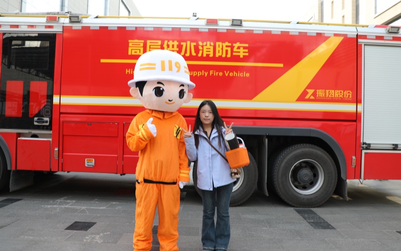 消防卡通形象打卡。西昌市消防救援局供圖