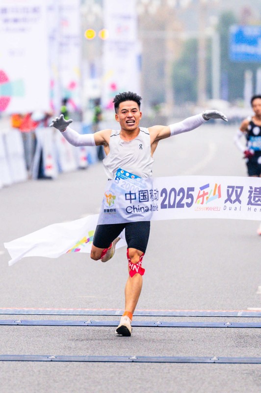 男子组冠军达到终点。主办方供图