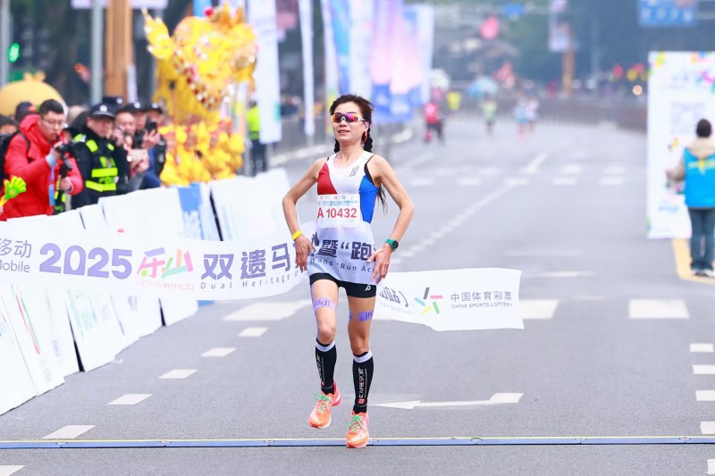 女子组冠军到达终点。主办方供图