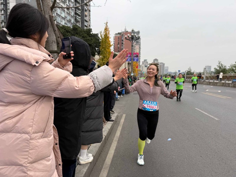 热情市民为跑者鼓劲。主办方供图
