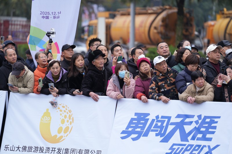 市民观看比赛现场。主办方供图