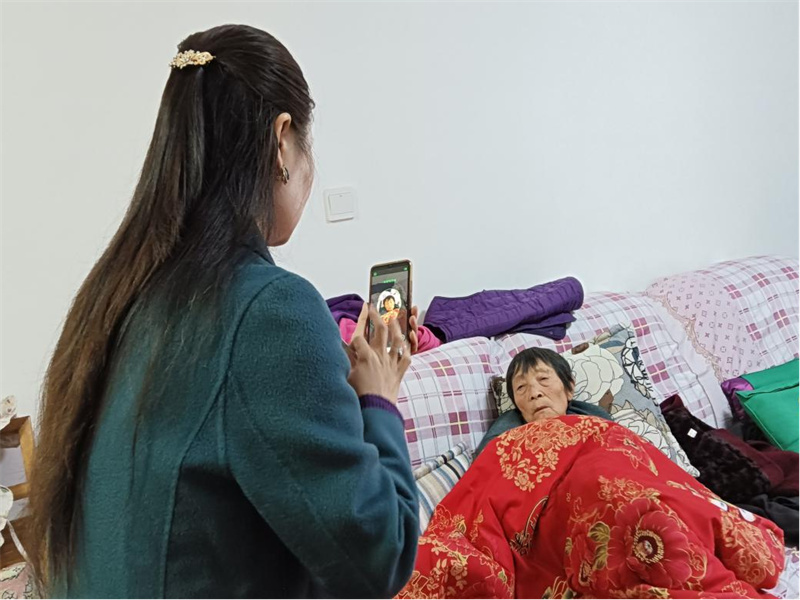 工作人员与老人家人进行视频连线，告诉老人近况。昭化区融媒体中心供图