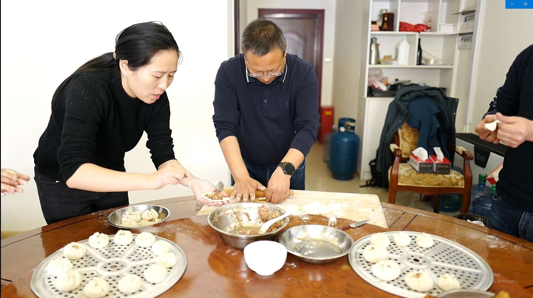 阿坝州烟草专卖局（公司）领导与壤塘县局员工团年包包子。阿坝州烟草专卖局（公司）供图