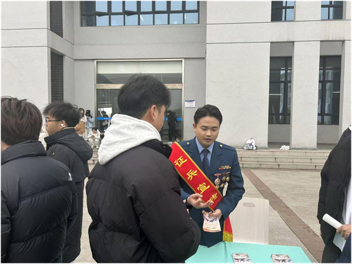 退役軍人參與征兵宣傳。大安區退役軍人事務局供圖