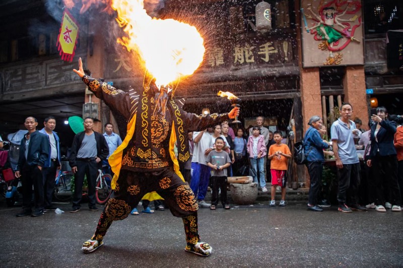 老茶馆门口川剧变脸表演。