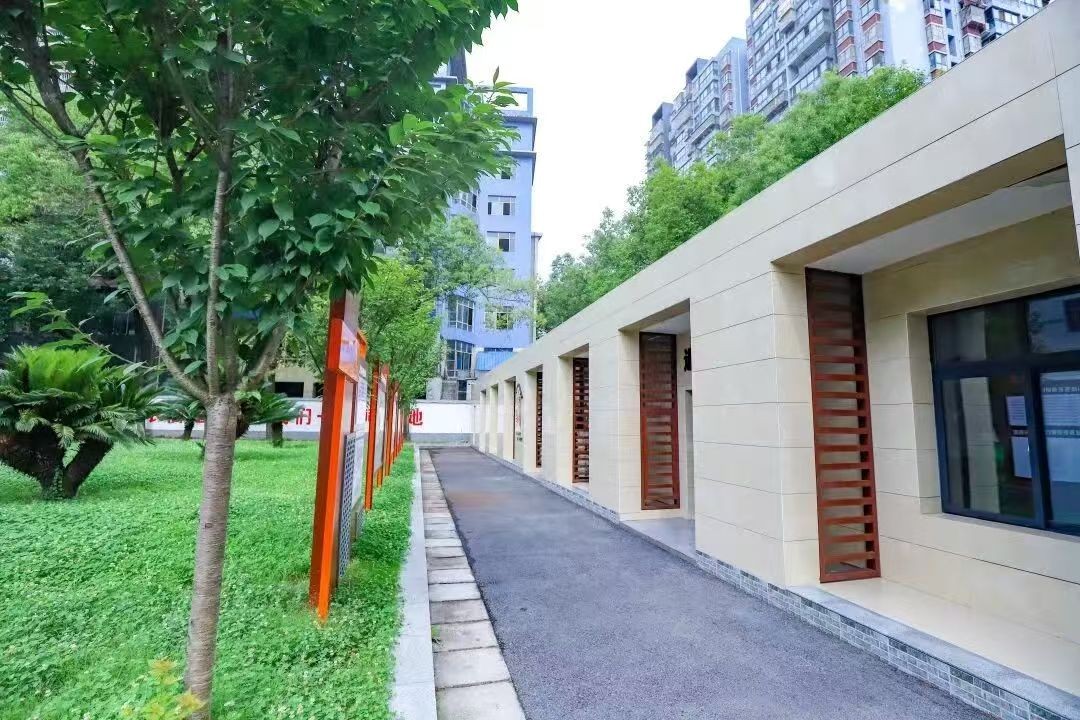 新改造的老旧小区一角。旺苍县融媒体中心供图