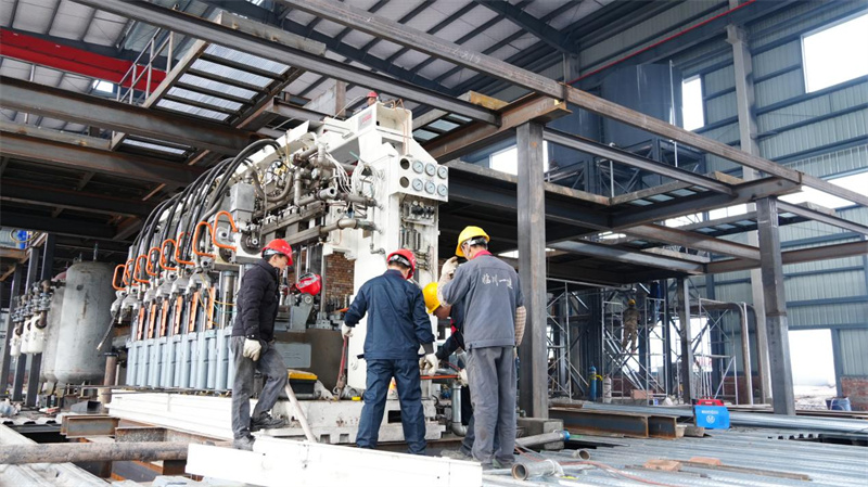 旺苍新生玻璃制品公司工人在生产线作业。何毅摄