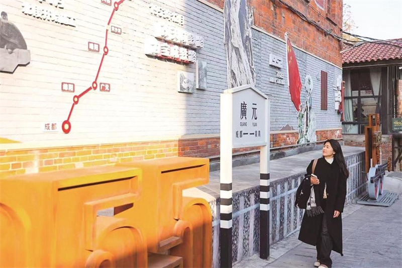 游客浏览宝成铁路修建历程。