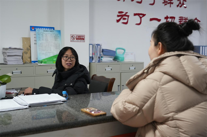 工作中的李琴(左一)。张学通供图