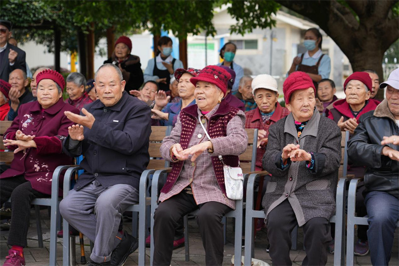 老人们在做上肢健身操。张学通供图