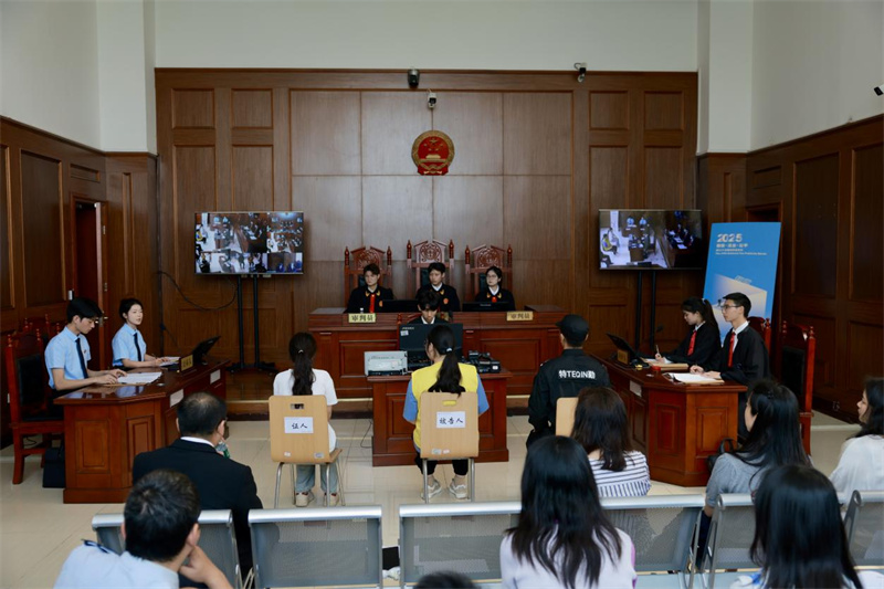 “模拟法庭” 普法活动现场。成都市税务局供图