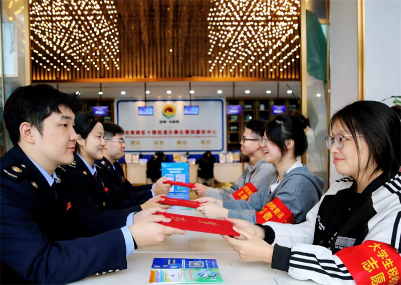 税务人员与志愿者“一对一”结对辅导。成都市税务局供图