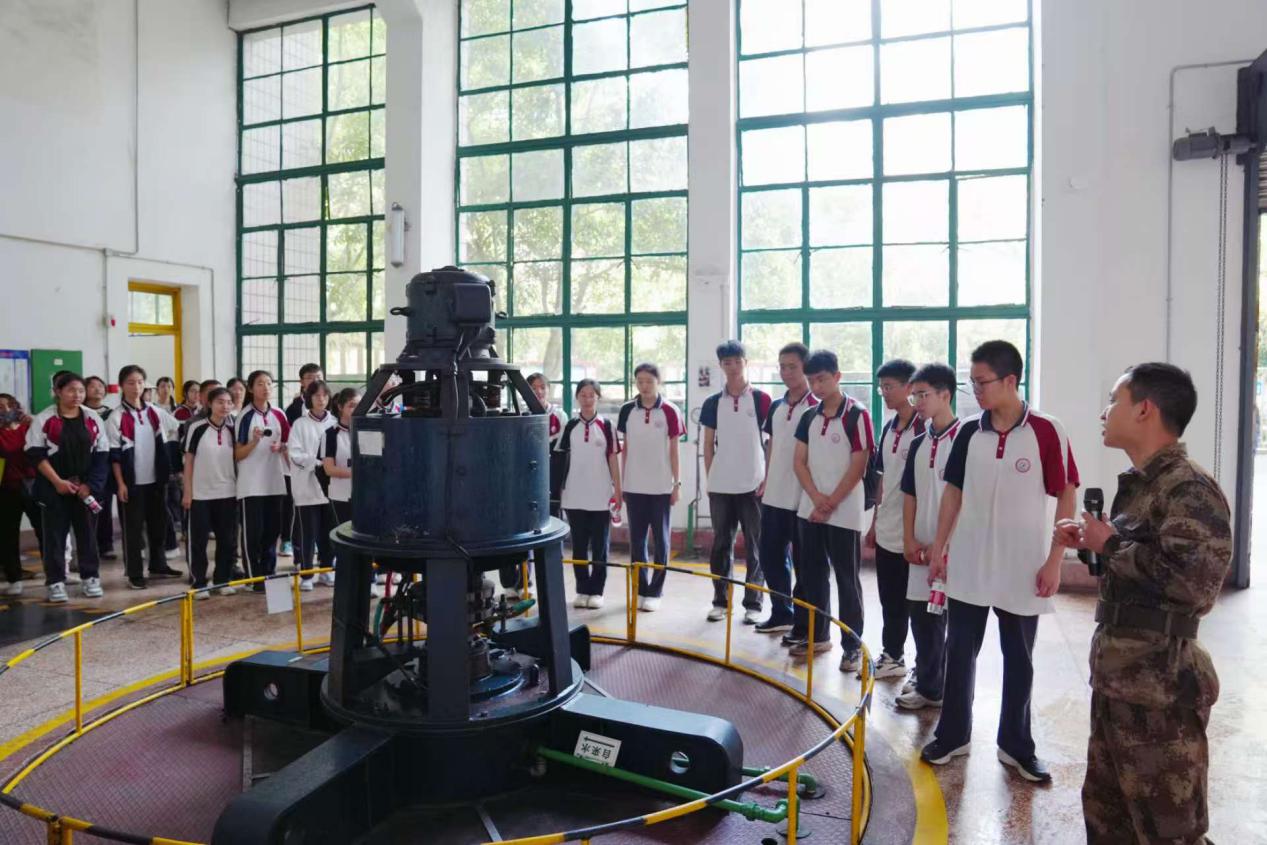 泸州市中小学生在洞窝水电站开展研学实践活动。泸州北方供图