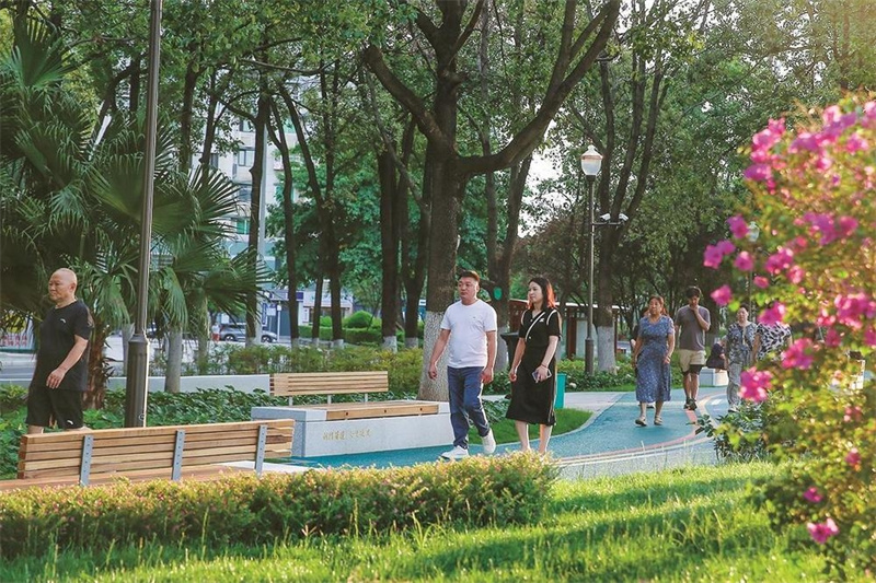 市民漫步在提升改造后的步游道。李东东摄