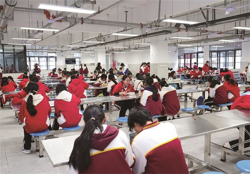 四川省剑门关高级中学新建的学生食堂。广元市融媒体中心供图