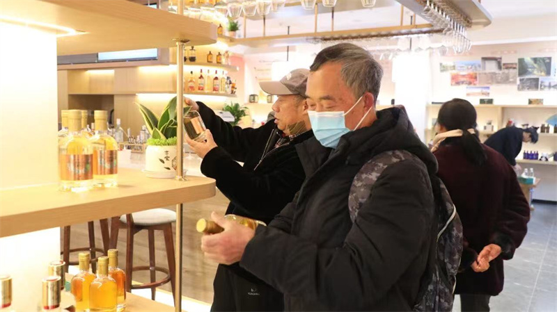 驻足挑选。翠屏区融媒体中心供图