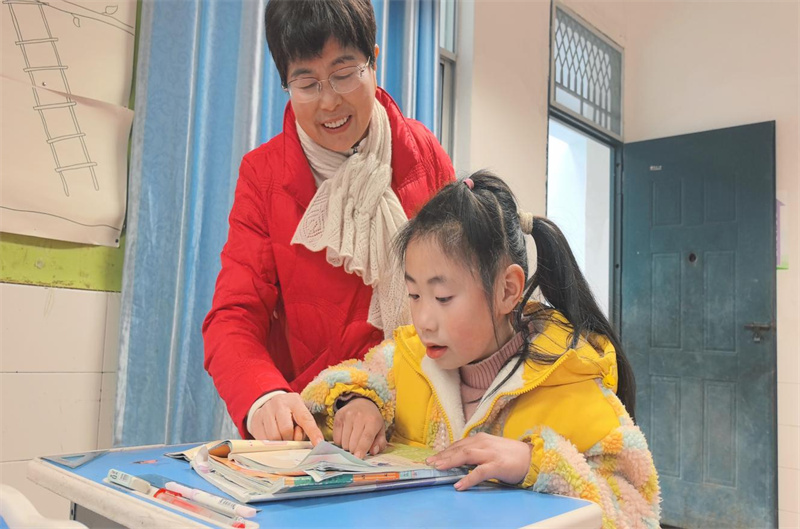 陈玉莲老师正在指导学生进行英语阅读 。旺苍县融媒体中心供图