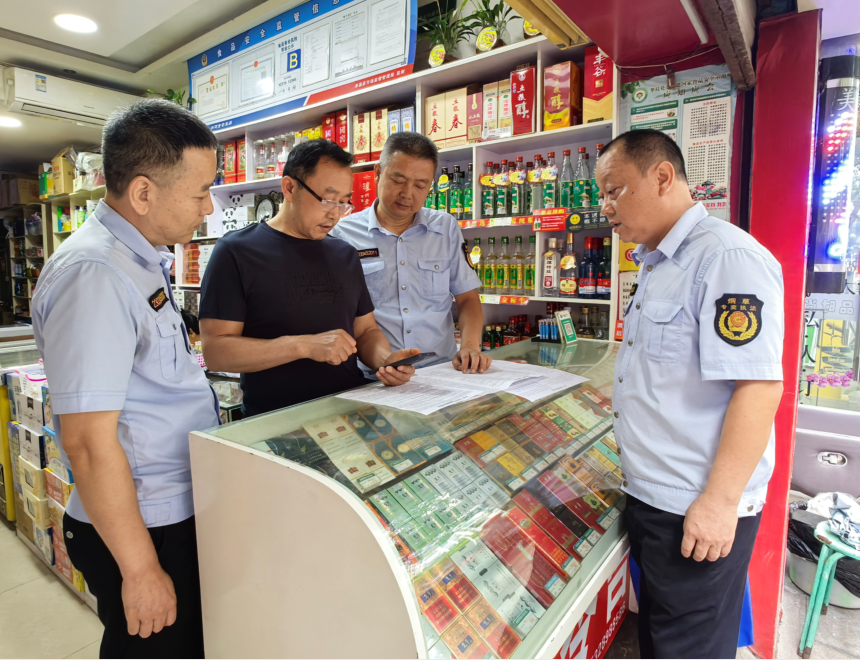 米易县零售户通过手机查看学习普法知识。攀枝花市烟草专卖局(公司)供图