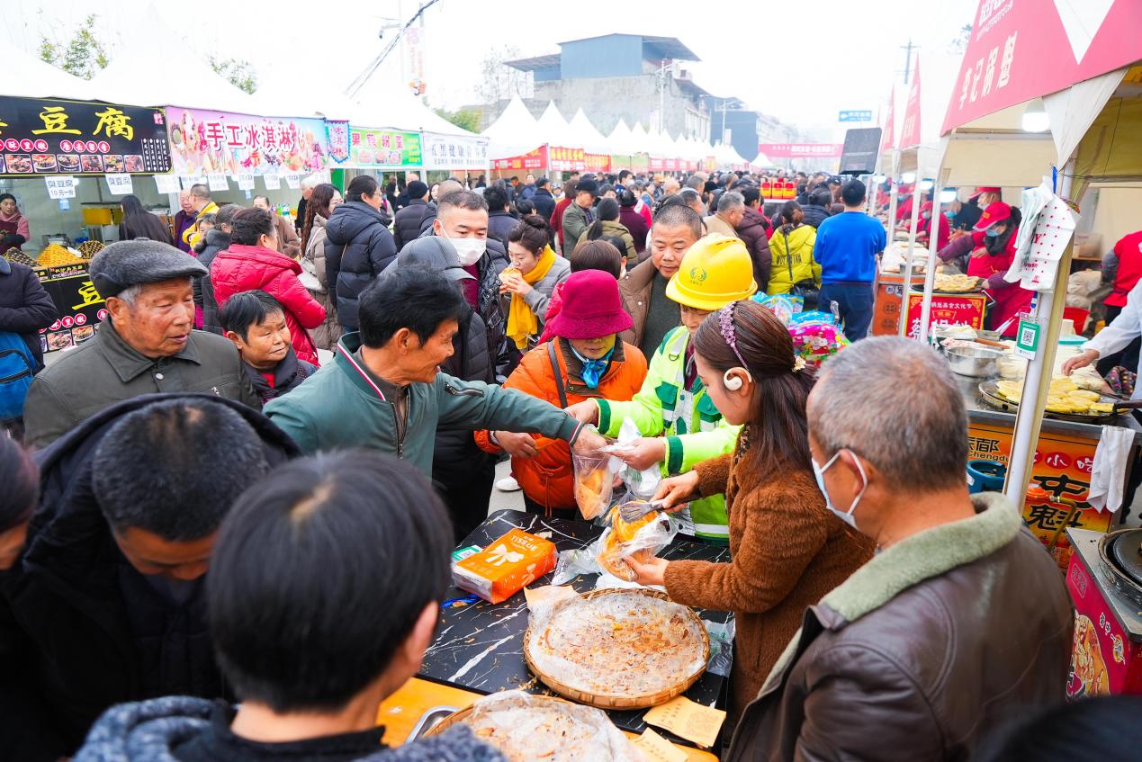 市民们购买军屯锅盔。李梦婷供图