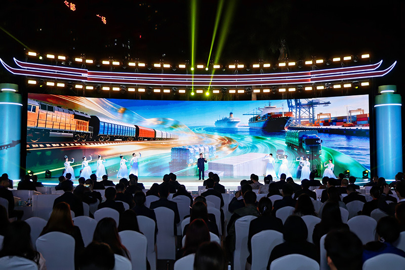 屏幕和现场融合打造沉浸式体验千年丝路图景。主办方供图