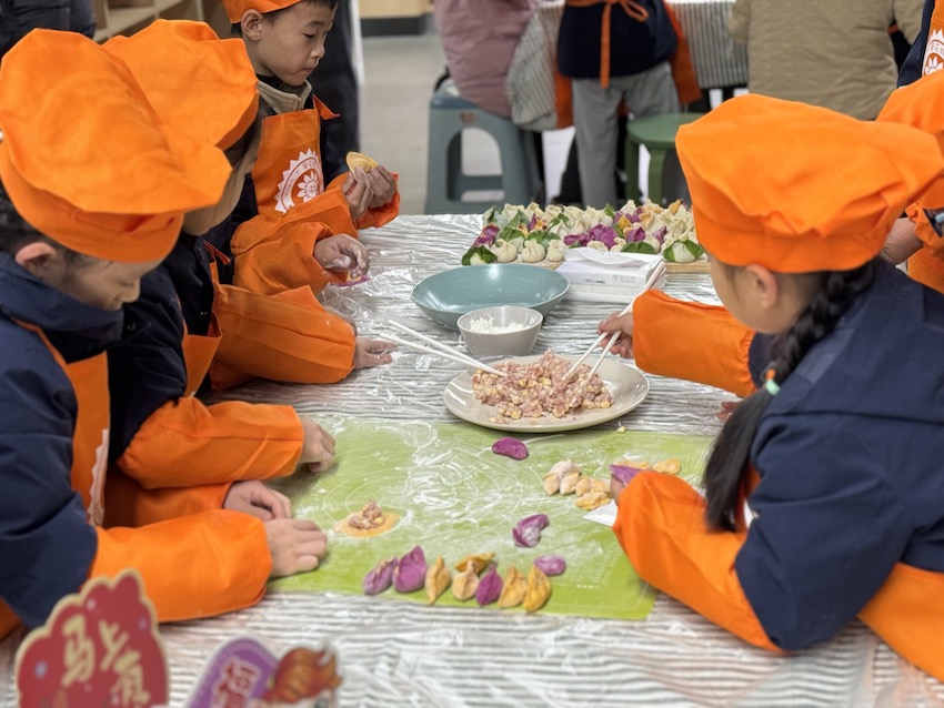 孩子们正在包饺子。华阳小学供图
