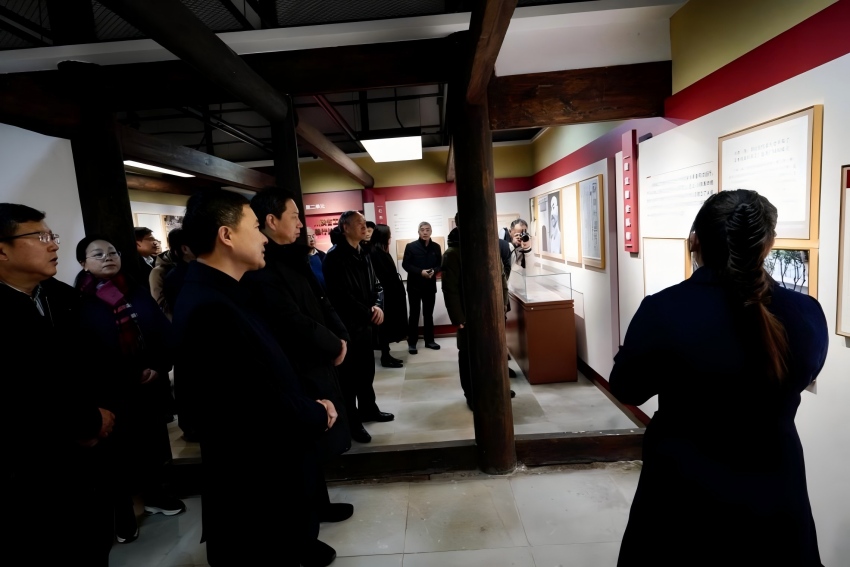 與會人員正在參觀舊址。通江縣委宣傳部供圖