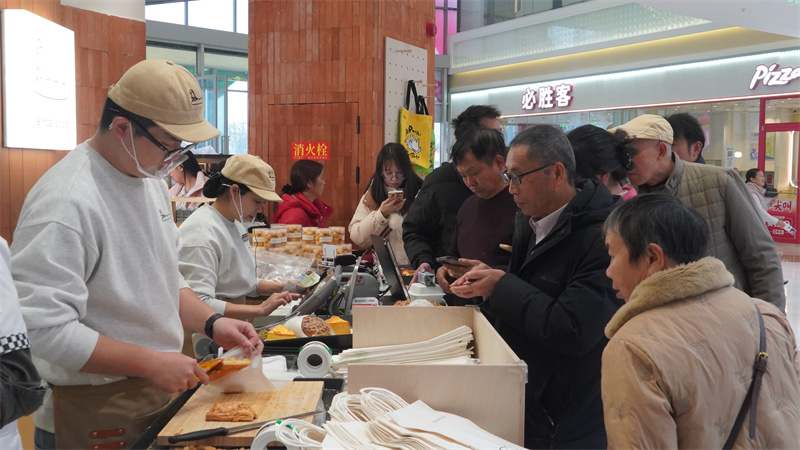 市民购美食。江安县融媒体中心供图