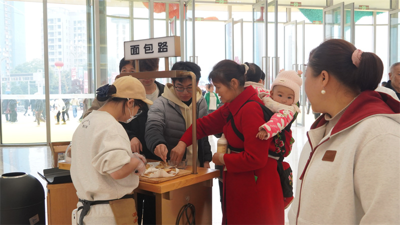 品尝美食。江安县融媒体中心供图