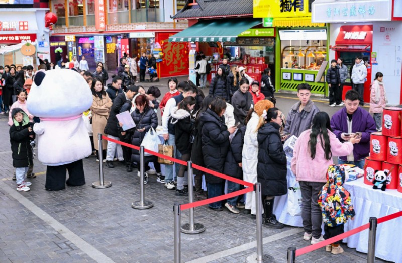 市民排队参与现场体验活动。成都市文广旅局供图