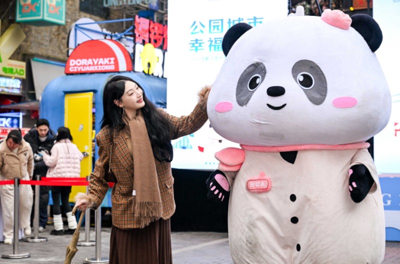与“花局”合影。成都市文广旅局供图