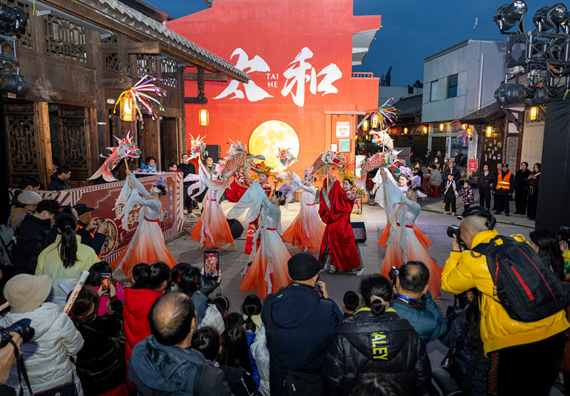 现场表演。侯建明摄
