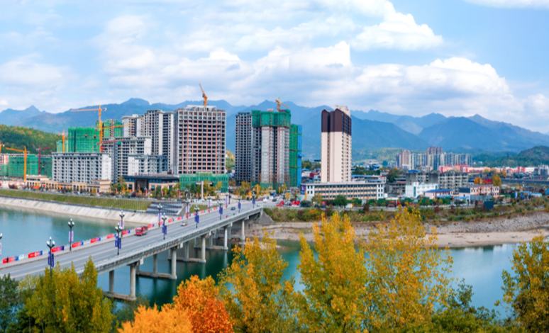 城市角落的“口袋公园”，装满市民的“微幸福”散落在城市角落的“方寸之美”，串起一道道绿意盎然的风景线，让“推窗见绿、出门入园”成为旺苍百姓的生活日常。