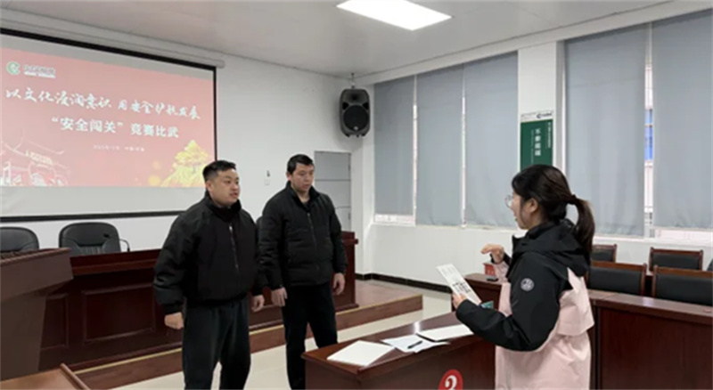 参赛队员进行“安全你画我猜”活动。旺苍县融媒体中心供图