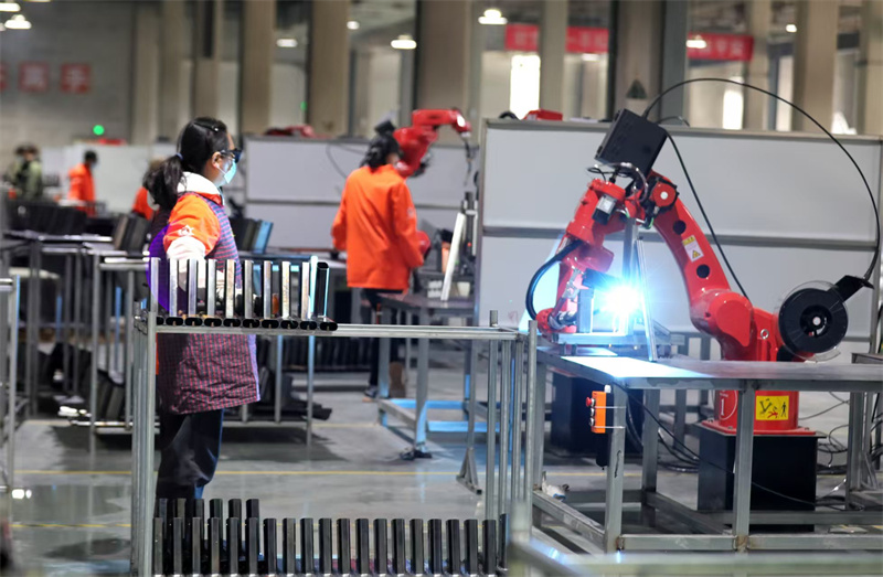 绿色家居生产车间内，激光焊接。高志农摄