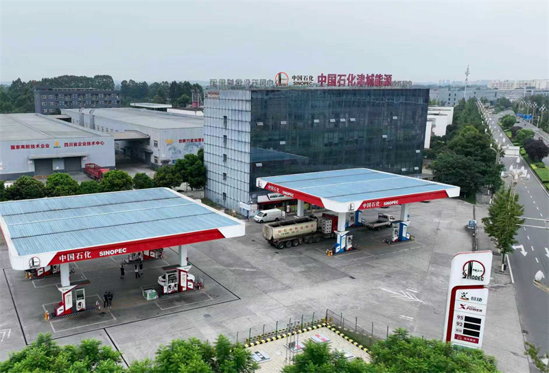 四川石化津城能源公司配套建设的加油站、LNG站及CNG站。詹雨婷摄
