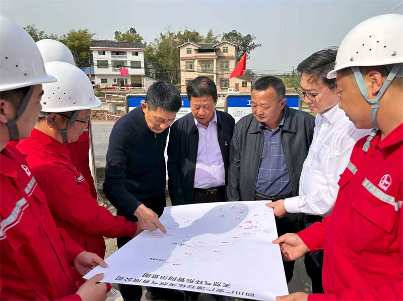 中石化四川销售董事长黄久长（中）率队在岳池县天然气管道施工现场调研。詹雨婷摄